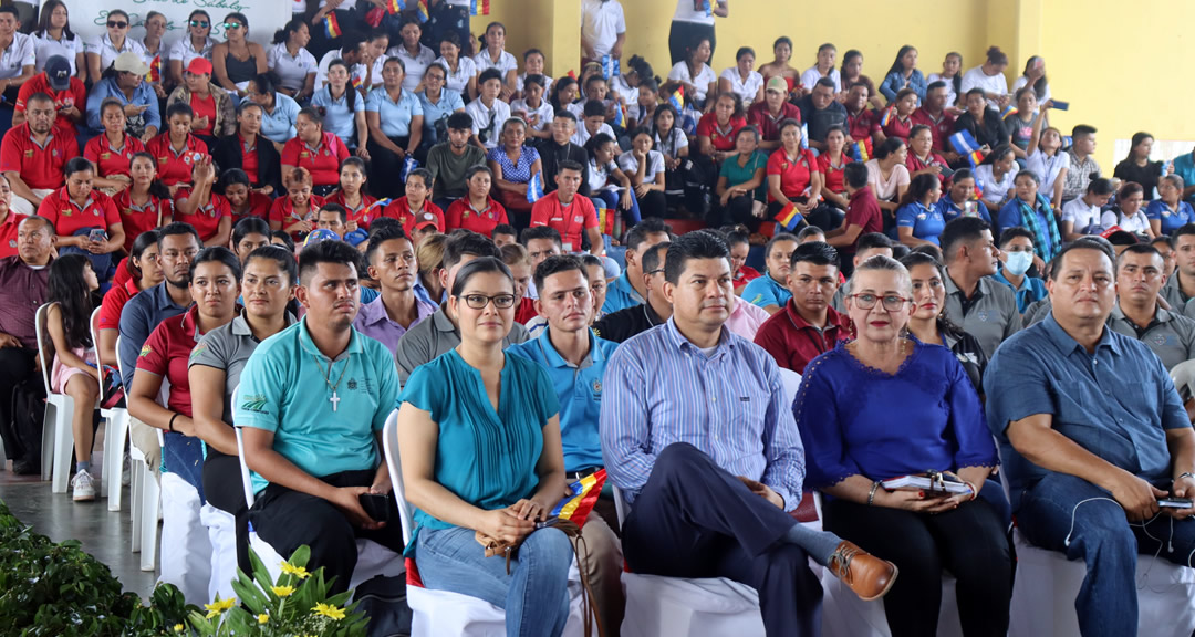 Autoridades de la UNAN-Managua junto con estudiantes del Programa UNICAM.