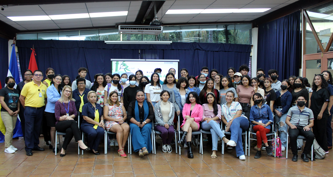 Estudiantes de primer año de Psicología junto con personal del Sistema Bibliotecario de la UNAN-Managua.