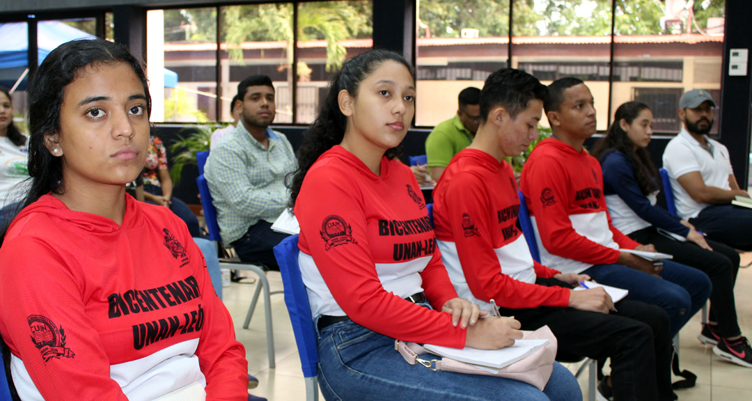 Estudiantes que formarán parte del voluntariado social para la Protección y Conservación de las Tortugas Marinas.