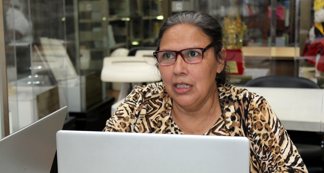 Mtra. Eliud Flores, responsable de la Unidad de Análisis Documental de esta unidad académica y facilitadora del taller.
