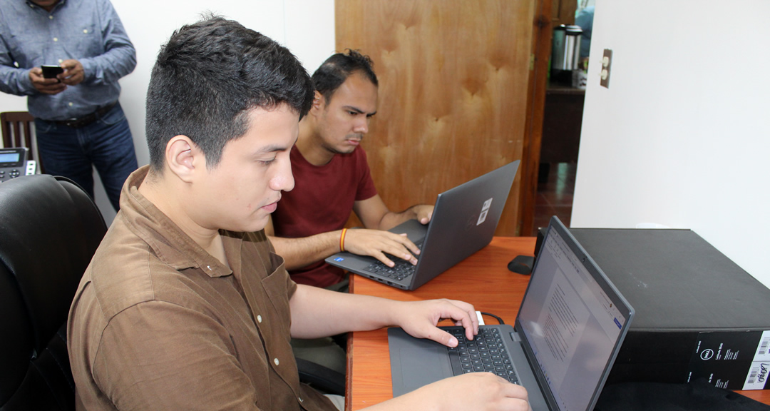 Rodrigo Navarro Meléndez y Ángel José Salinas Pérez, estudiantes de las carreras de Historia y Antropología Social.