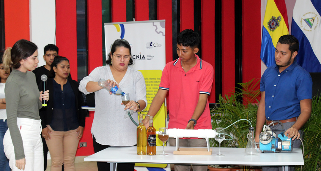 Estudiantes que presentaron su proyecto de innovación en el evento.
