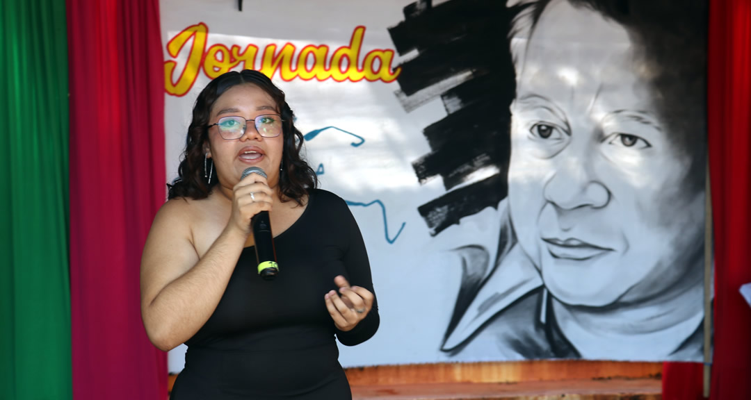 Estudiante de la UNAN-Managua declama poema de Carlos Martínez Rivas.