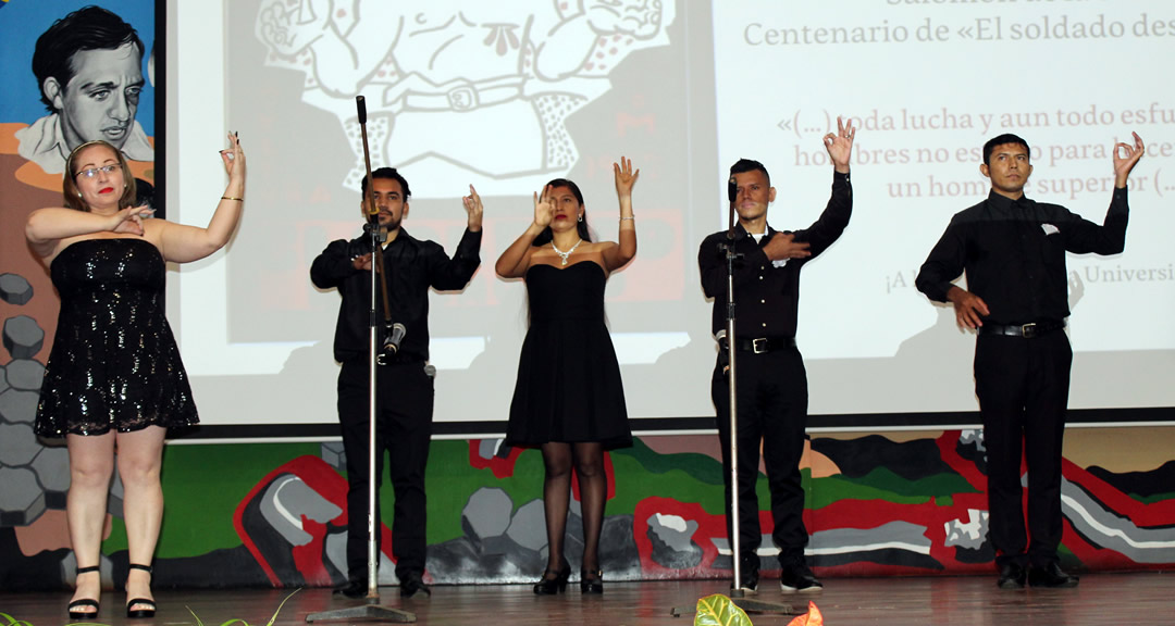 Estudiantes de Educación Musical recitan el poema El Soldado Desconocido en lengua de señas.