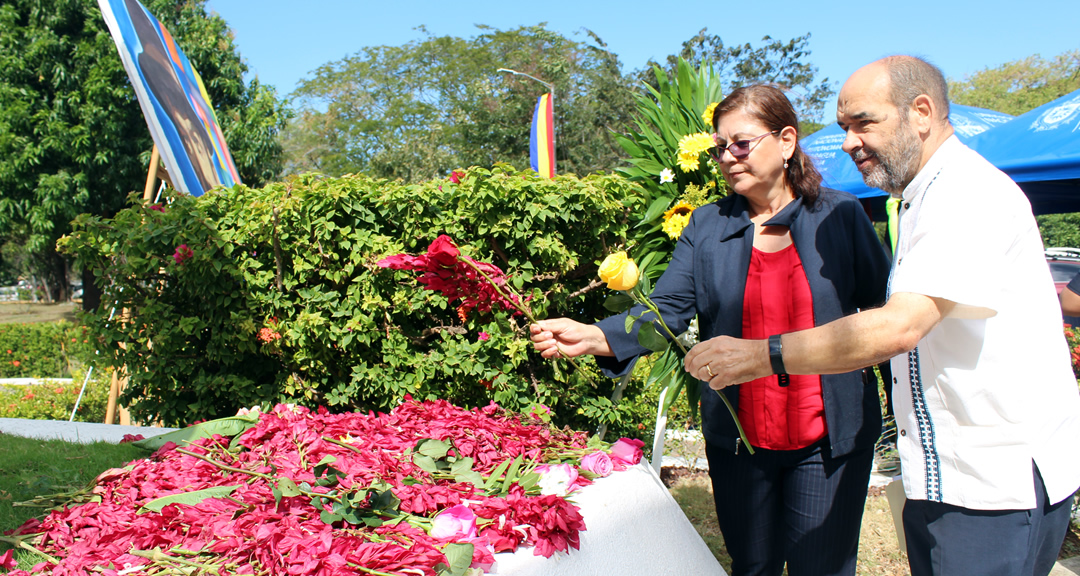 Máximas autoridades depositan ofrenda floral en el monumento Rubén Darío.