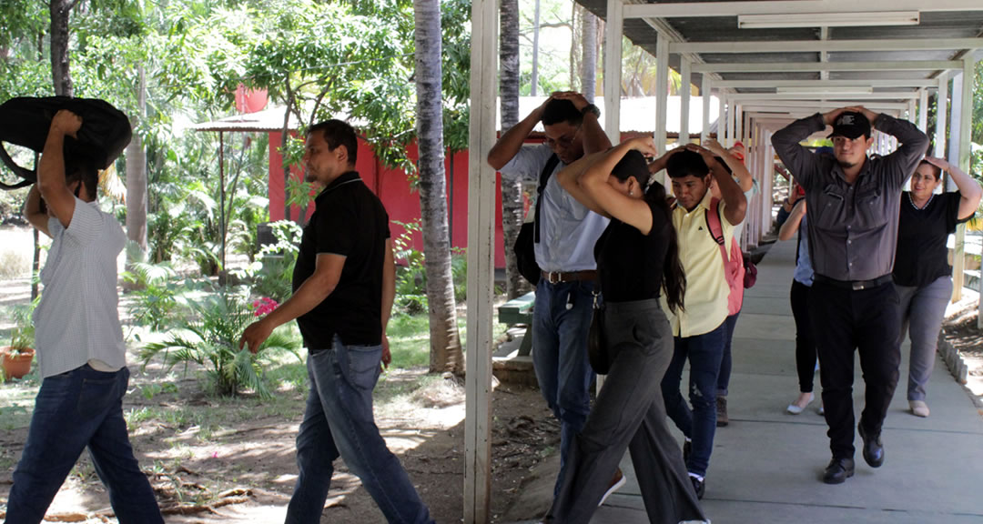 Comunidad universitaria durante el simulacro de sismo.