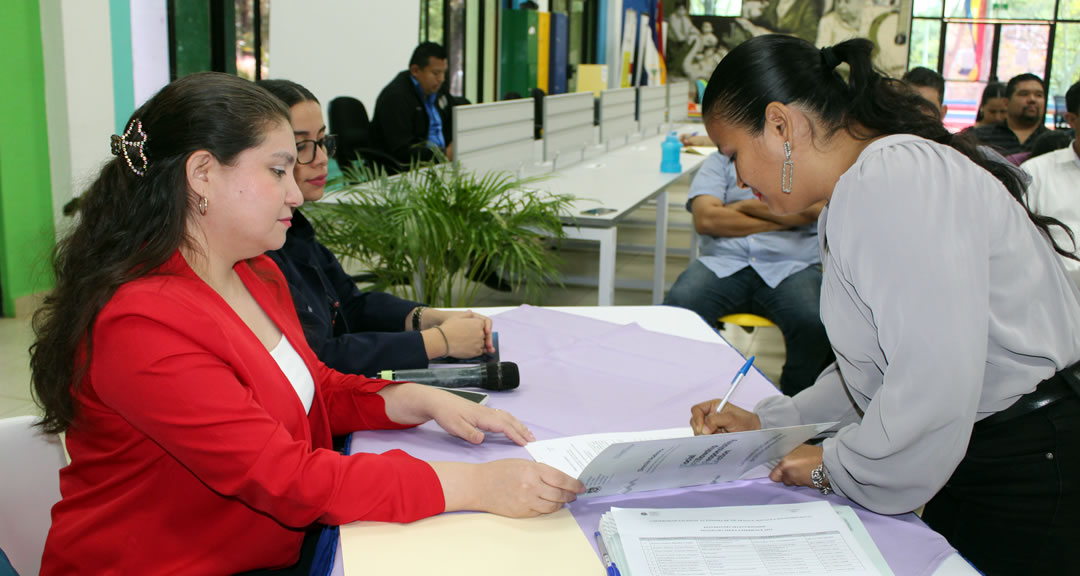 Estudiante firmando carta de compromiso.