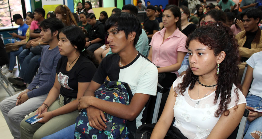 Estudiantes que asistieron a la actividad.