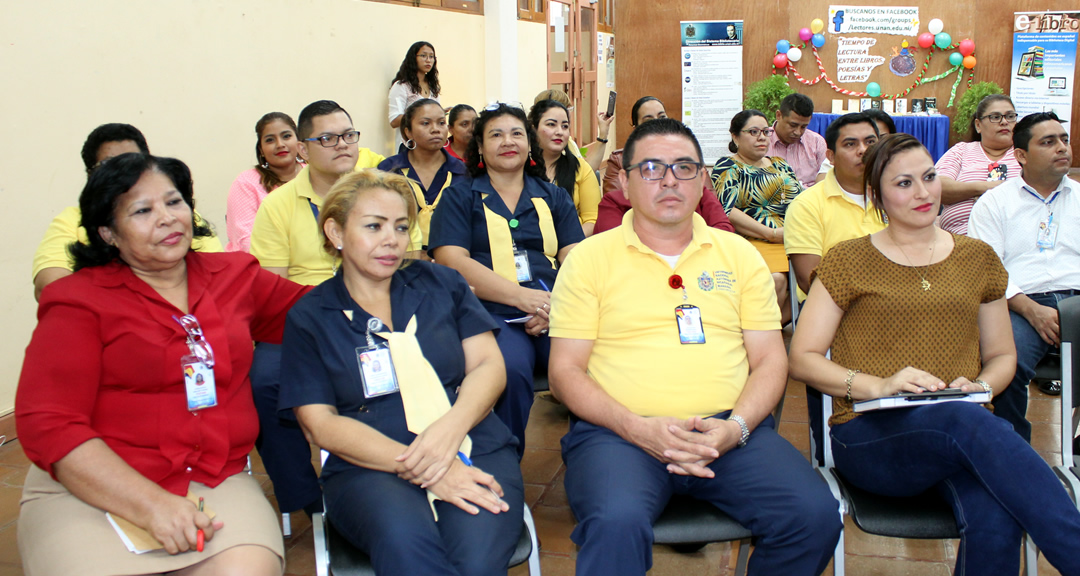 Miembros de la comunidad universitaria estuvieron presentes en el encuentro «tiempo de lectura: entre letras, poesía y libros».