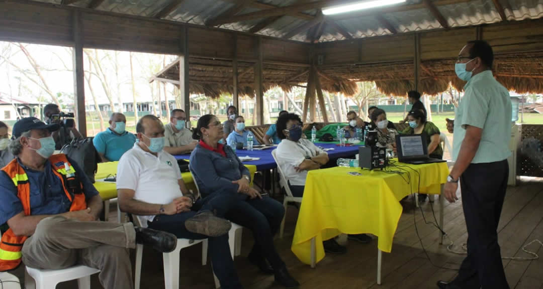 Autoridades del CNU durante la visita a la URACCAN.