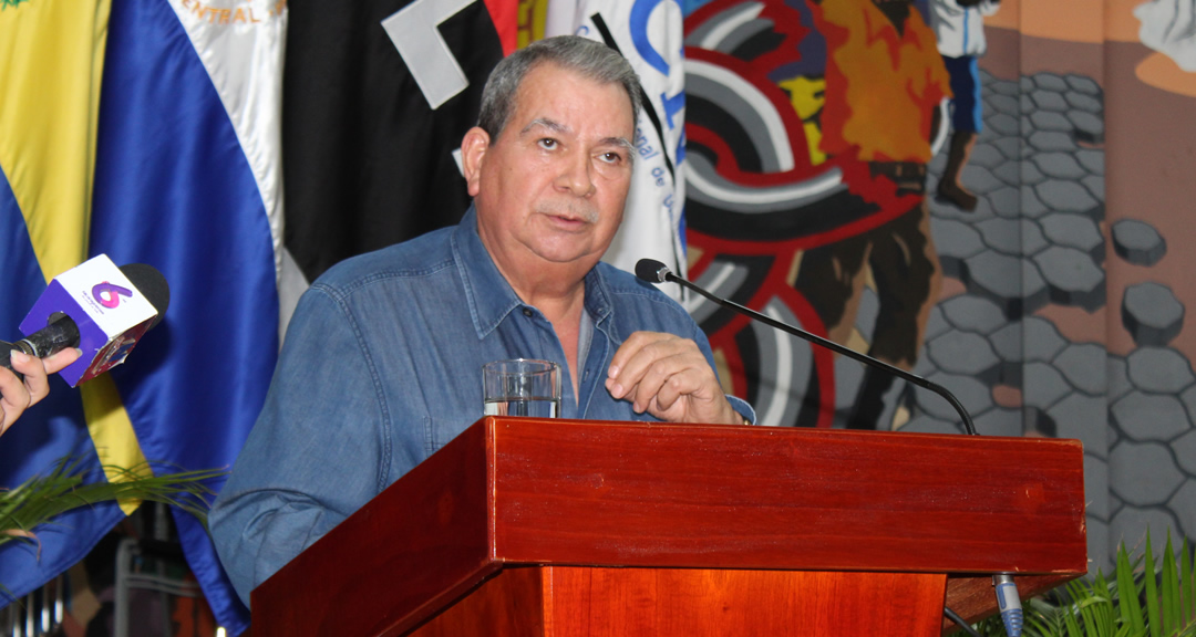 El General en Retiro, Omar Halleslevens, Ministro Delegado del Presidente de la República para Asuntos Específicos, durante su disertación.