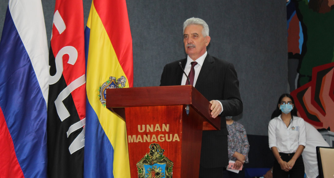 El Sr. Alexander Khokhólikov, Embajador de Rusia en Nicaragua, durante su disertación.