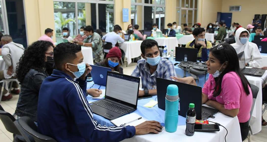 Estudiantes de la UNAN-Managua trabajan en equipos multidisciplinarios.