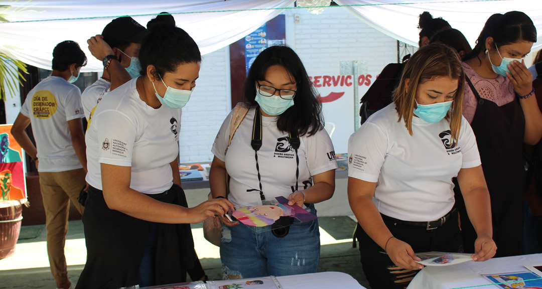 Exposición de trabajos impresos de estudiantes de Diseño Gráfico y Multimedia.