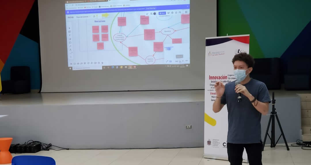 El joven Norbin Gerardo Landero, estudiante de la carrera de Antropología Social comparte avances del proyecto.