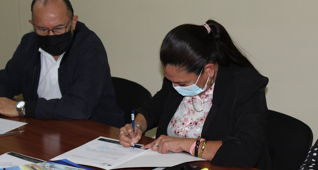 Doctora Maribel Duriez, Presidenta del CNEA, recibe documentos