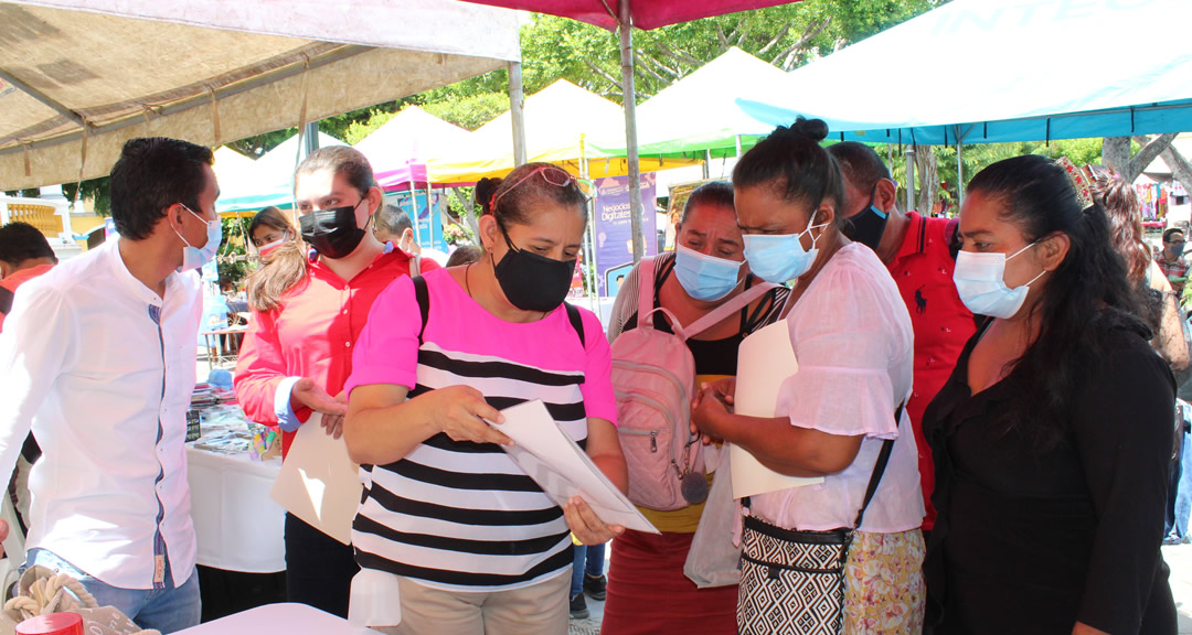 Mentores de la UNAN-Managua brindan información del CNIA a ciudadanos granadinos