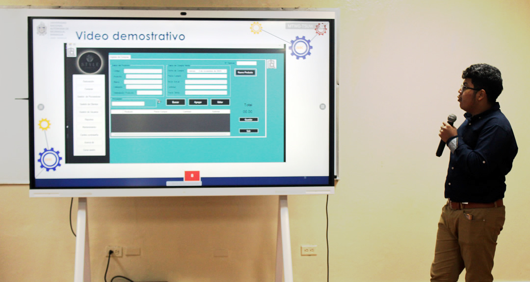 Estudiante presentando su trabajo de investigación.