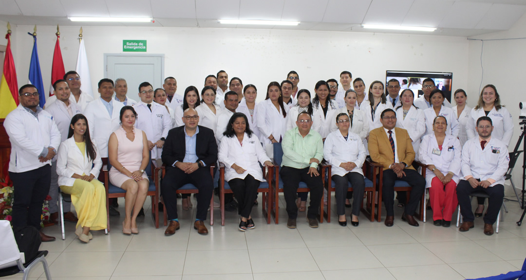 Diplomandos con autoridades de la UNAN-Managua y del Hospital Bertha Calderón.