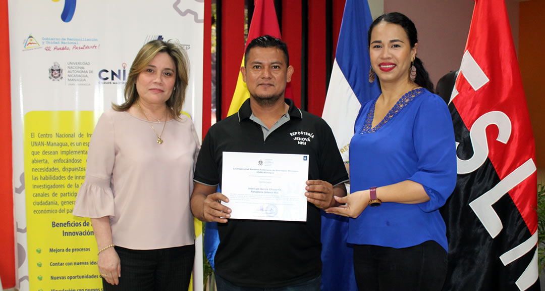 Protagonista de PYME industrial recibe certificado por parte de la UNAN-Managua.