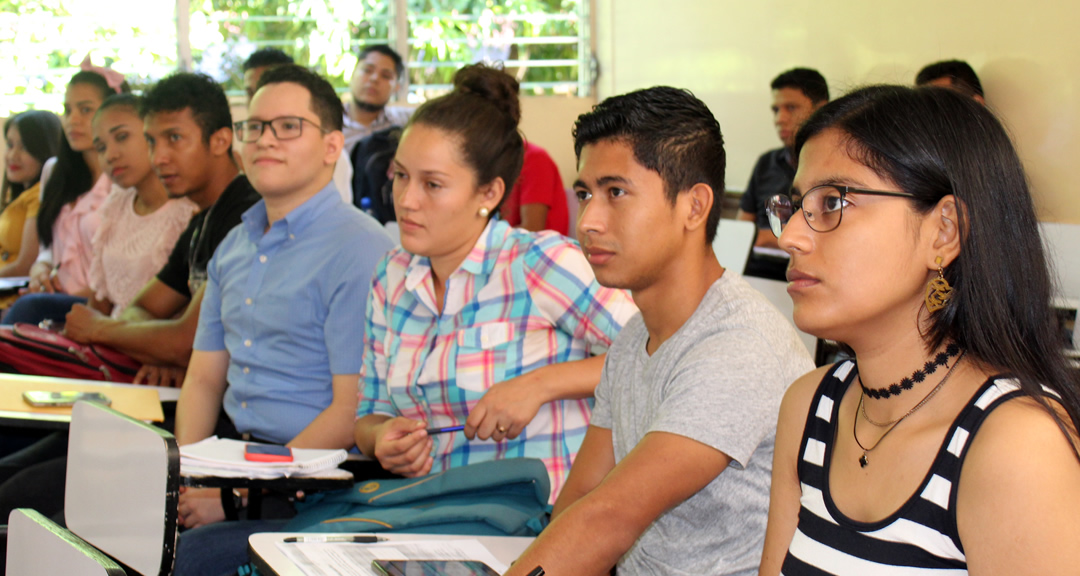 Ingenieros industriales en las aulas de clases.