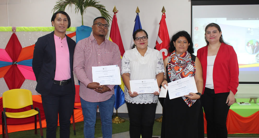 Al culminar el evento los ponentes recibieron diplomas de participación.