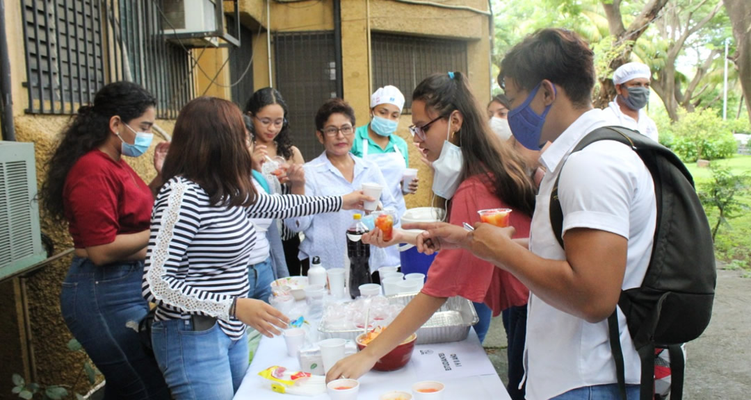 A esta feria se sumaron docentes y personal administrativo de la UNAN-Managua.
