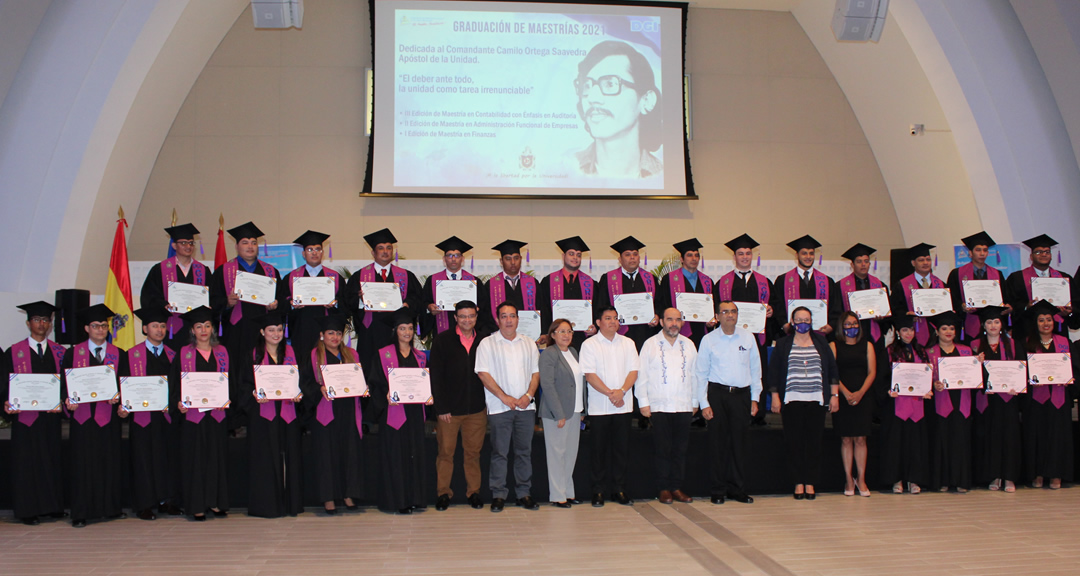 Maestrandos junto a las autoridades de la UNAN-Managua y DGI.