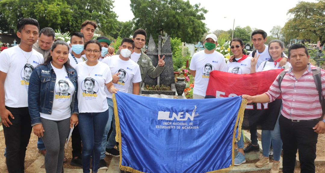 Universitarios depositan ofrendas florales en la tumba de Roberto González.