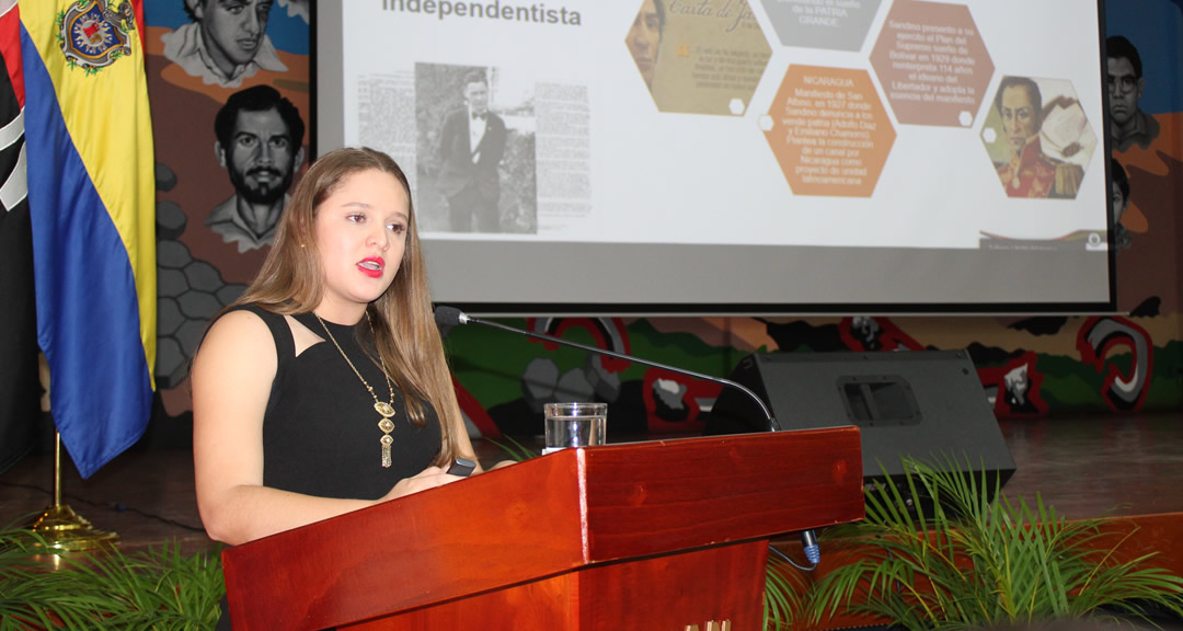 Maestra Lissette Valdez Guevara, docente investigadora del CEDMEB, durante su disertación