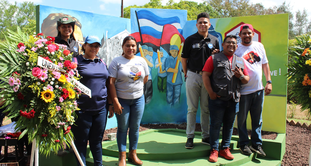 Representantes del movimiento estudiantil depositaron una ofrenda floral en el monumento en homenaje a los héroes y mártires de la alfabetización