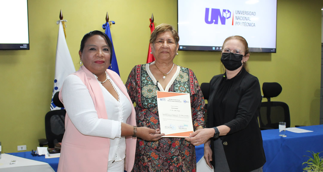 De izquierda a derecha: la maestra Maritza Vallecillo junto a las doctoras Jilma Romero, y  Mercedes Tinoco, directora del Sistema de Bibliotecas de la URACCAN