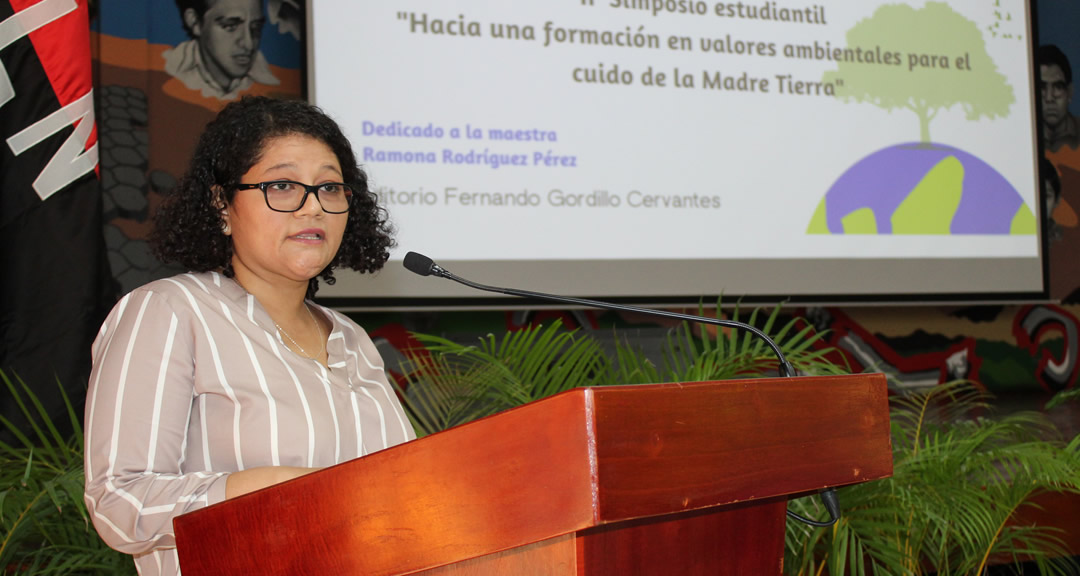 Mtra. Ninfa Ramos, directora del Departamento de Español