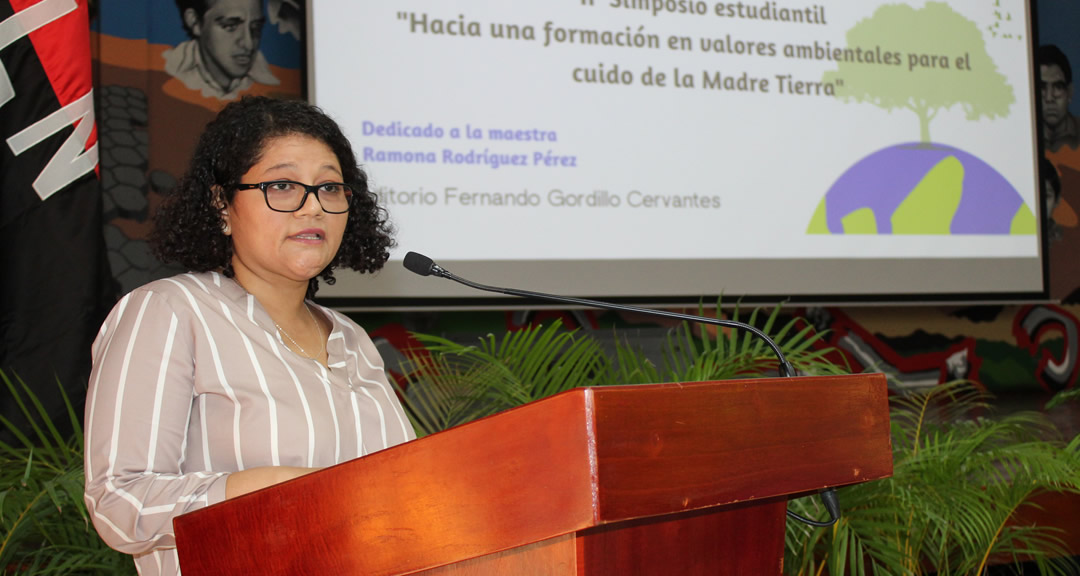 Mtra. Ninfa Ramos, directora del Departamento de Español