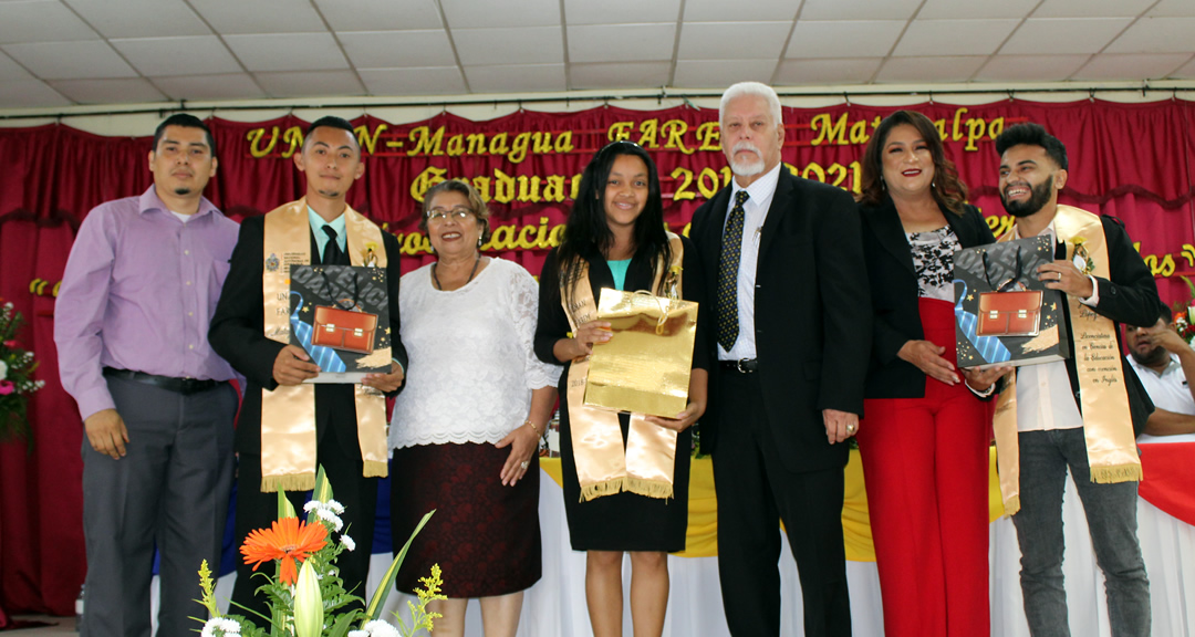 Estudiantes con excelencia académica junto a autoridades de la FAREM-Matagalpa