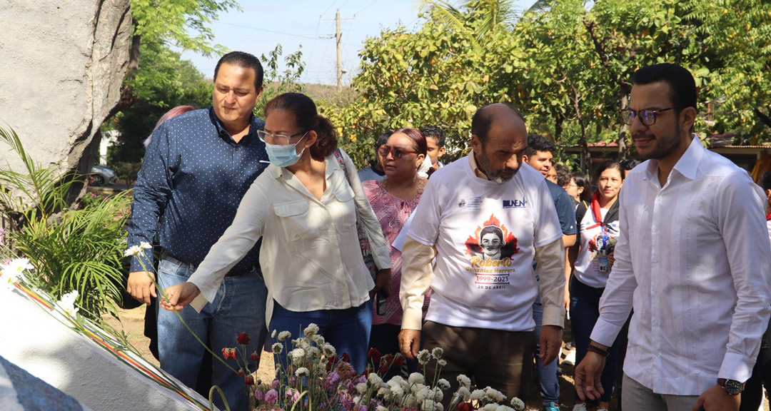 Entrega floral en el monumento Roberto González Herrera ubicado junto al auditorio que lleva su nombre en el RURD.