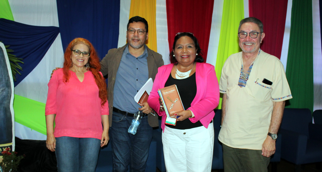 Escritores del INC entregan donativo de libros a la máster Maritza Vallecillo Flores, directora del Sistema Bibliotecario.