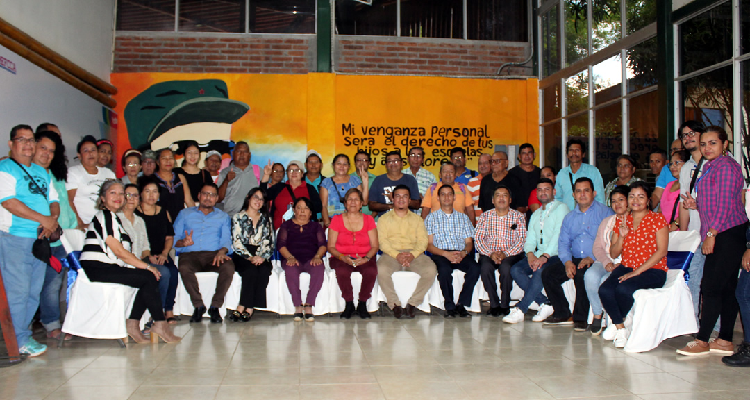 Socios de cooperativas junto con facilitadores del taller y autoridades de la UNAN-Managua y del MEFCCA.