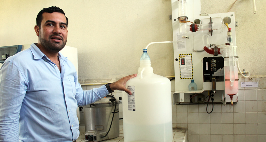 Mtro. Denis Herrera, docente e investigador del CIRA, explica funcionamiento del equipo de destilación de agua.