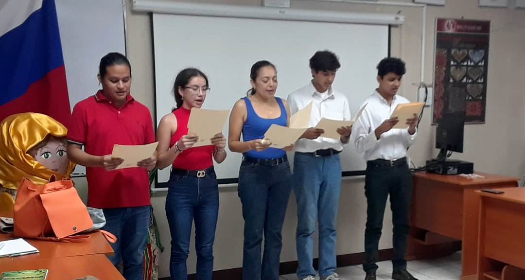 Estudiantes de ruso durante sus clases