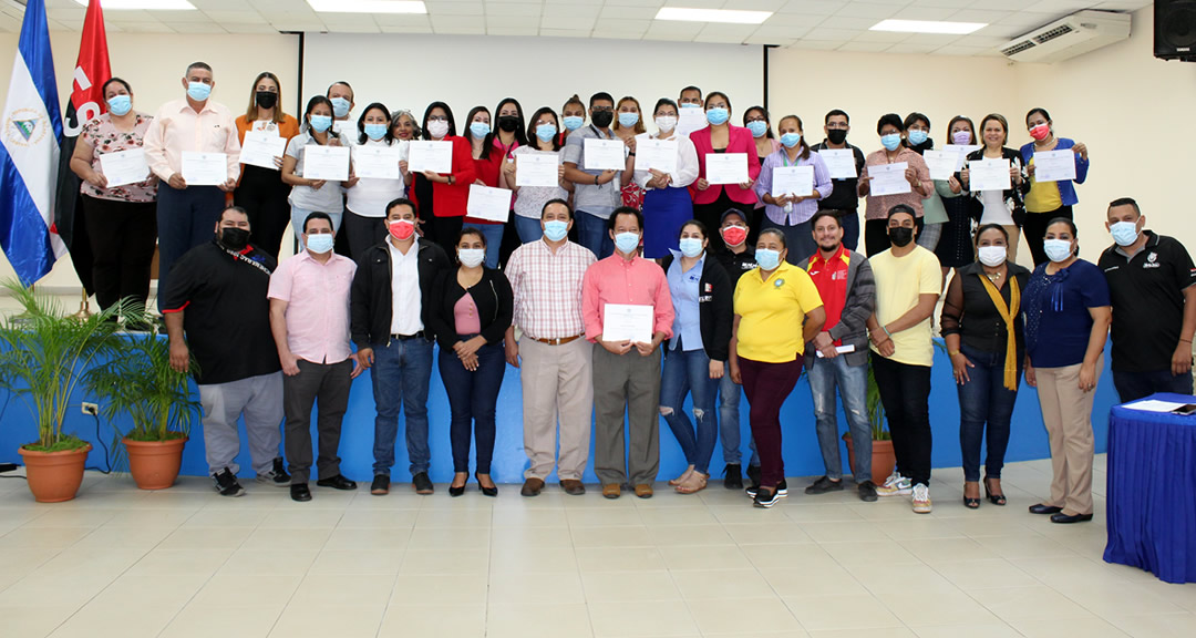 Personal institucional junto con estudiantes de diversas Facultades de la UNAN-Managua culminando el curso de Lengua de Señas.