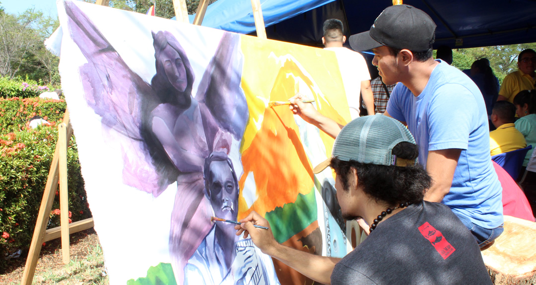 Estudiantes durante concurso de pintura Rubén Darío.