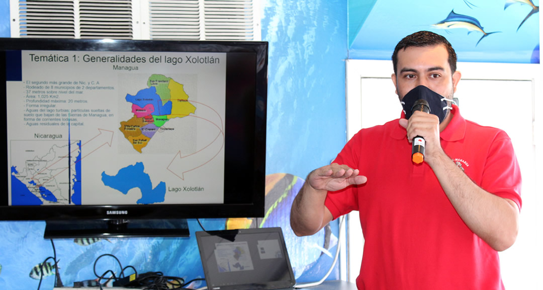 Mtro. Denis Herrera Ramírez, docente investigador del CIRA impartiendo taller a niños y niñas.
