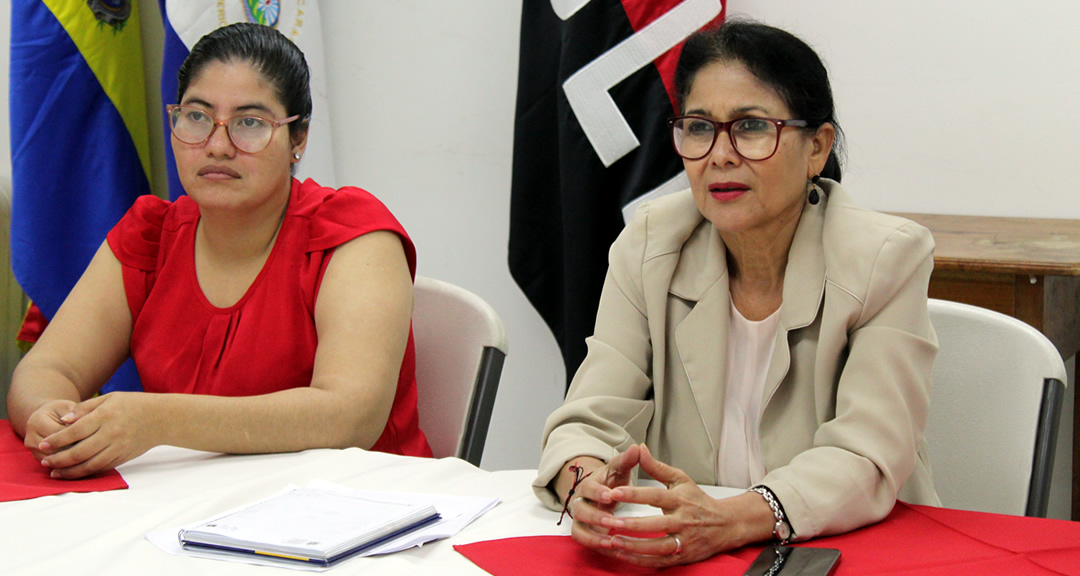 Dra. Ledyth López, docente de la carrera de Comunicación para el Desarrollo y la Mtra. Telma López Briceño, decana de la Facultad de Humanidades y Ciencias Jurídicas.