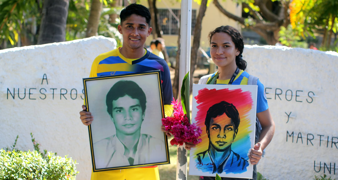 Estudiantes de la UNAN-Managua durante el acto conmemorativo del natalicio de Marlon Zelaya 2024.