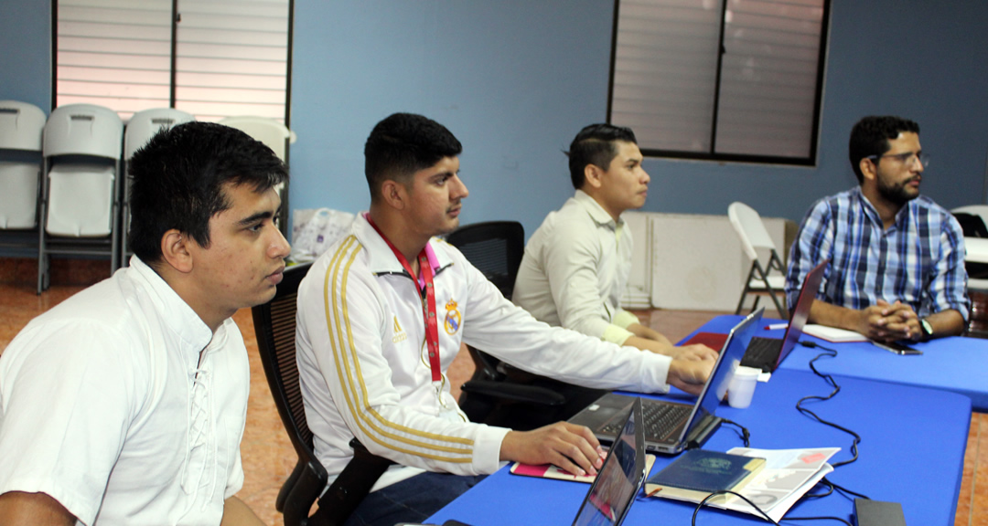 Funcionarios de la UNAN-Managua se capacitan en nuevas herramientas tecnológicas.