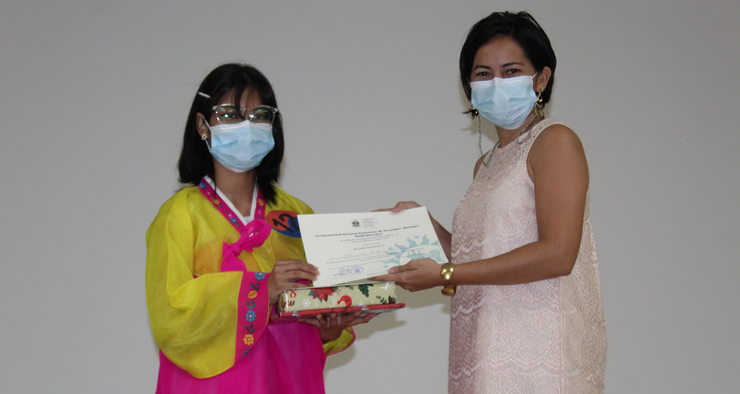 La joven Mei Lin Jarquín recibe diploma de reconocimiento por ganar el primer lugar