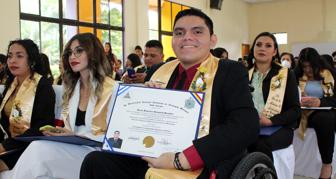 Estudiante de la FAREM-Matagalpa recibe título profesional.