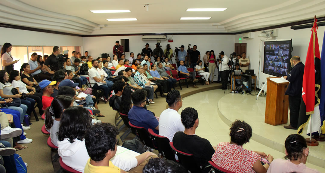 Dr. Luis Alfredo Lobato Blanco, vicerrector de la UNAN-Managua, durante la conferencia.