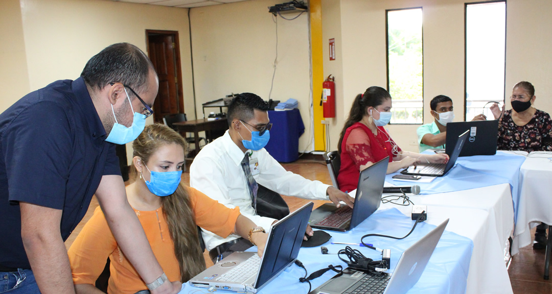 Docentes investigadores de la Facultad de Ciencia e Ingenierías junto a ejecutivos y Directora de la Extensión Universitaria.